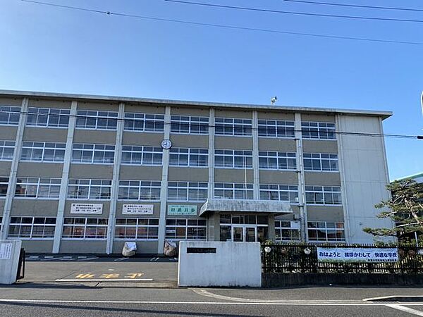 舞鶴市立青葉中学校 徒歩13分。三笠小学校、倉梯小学校、倉梯第二小学校、与保呂小学校の地域に住んでいる生徒が通う中学校。約500名に生徒が通っています。 950m