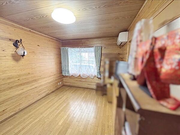 1F約7.4帖のお部屋です。木の温もりを感じり落ち着いた空間です。※写真はAI加工により家具等を消去しています。現況と異なる場合は現況を優先します。