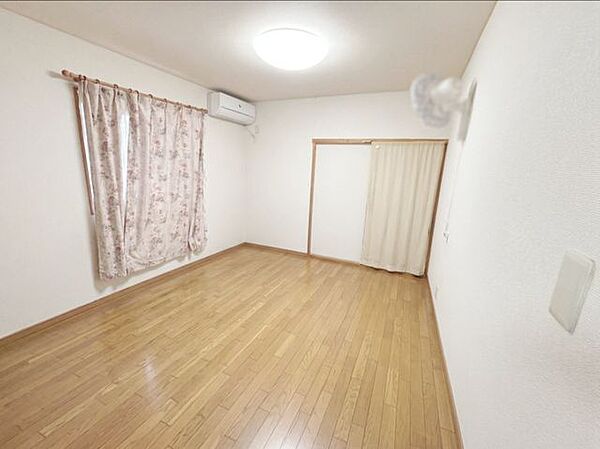 1Ｆ約6.4帖の洋室です。書斎や在宅ワークにも最適なお部屋です。※写真はAI加工により家具等を消去しています。現況と異なる場合は現況を優先します。