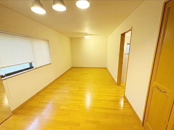 2F約12.6帖の洋室です。収納付きでお部屋をスッキリ保てます。※写真はAI加工により家具等を消去しています。現況と異なる場合は現況を優先します。
