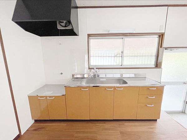 収納力のあるキッチンで調理器具もスッキリ整理できます。作業スペースも広いです。※写真はAI加工により家具等を消去しています。現況と異なる場合は現況を優先します。