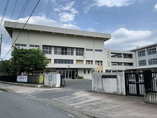 舞鶴市立新舞鶴小学校 徒歩15分。「自ら学び　たくましく　心豊かな　児童の育成」を学校教育目標とした、約550名の児童が通う小学校です。 1100m