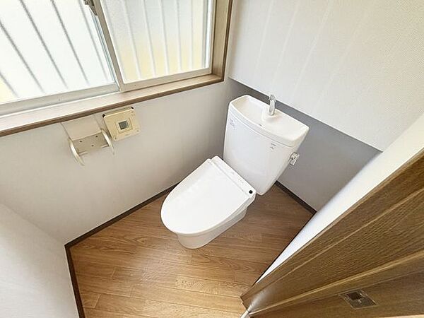 窓付きで明るく清潔感のあるトイレです。