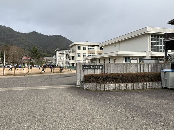 舞鶴市立志楽小学校 徒歩13分。「自ら学び、自分の可能性を切り拓く子」の育成を教育目標とし、約300名の児童が通う小学校です。 950m