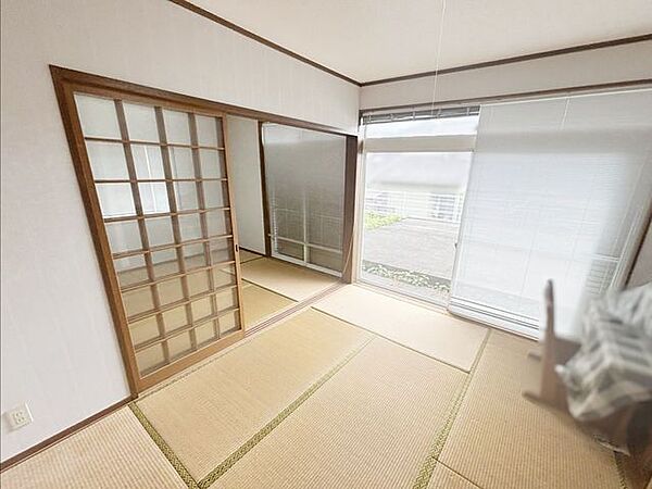 1F6帖の和室です。（西側）大きな掃き出し窓から陽光が差し込む和室です。※写真はAI加工により家具等を消去しています。現況と異なる場合は現況を優先します。