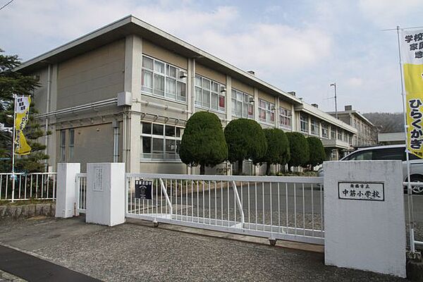 舞鶴市立中筋小学校 徒歩3分。「ともに学び・ともに育つ」を教育目標とした、約650名の児童が通う小学校です。創立150年を迎えました。 200m
