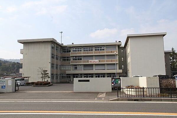 舞鶴市立城南中学校 徒歩10分。池内小学校、中筋小学校、高野小学校の地域に住んでいる生徒が通う中学校。「確かな学び　心豊かにたくましく　明るく元気なわれらの城南中学校」を教育目標としています…