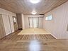 リビング/ダイニング：キッチンからリビングを見渡せる開放的な設計です！※写真はAI加工により家具等を消去しています。現況と異なる場合は現況を優先します。