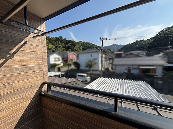 日当たりの良いバルコニーです。※写真はAI加工により家具等を消去しています。現況と異なる場合は現況を優先します。