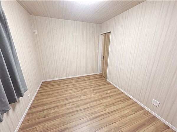 2F約6帖の洋室（南側）です。※写真はAI加工により家具等を消去しています。現況と異なる場合は現況を優先します。