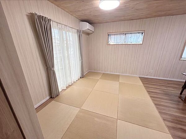 LDKに設けられた畳スペースで、お子様の遊び場やくつろぎ空間におすすめです。※写真はAI加工により家具等を消去しています。現況と異なる場合は現況を優先します。