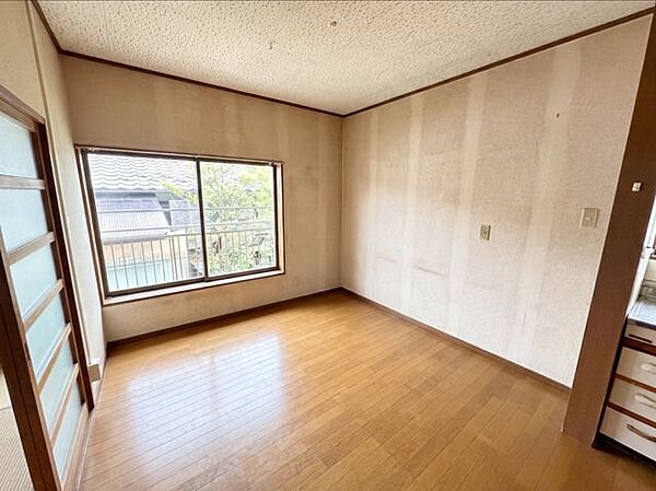 約8.7帖のダイニングキッチンです。テーブルを置いても十分にゆとりのあるスペースです。※写真はAI加工により家具等を消去しています。現況と異なる場合は現況を優先します。