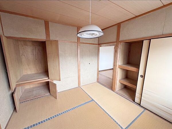 2F4.5帖の和室です。収納スペースを備えたお部屋で、季節物なども収納できます。※写真はAI加工により家具等を消去しています。現況と異なる場合は現況を優先します。