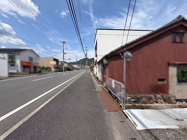 前面道路含む外観の様子です。