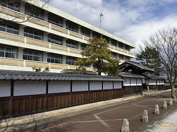 舞鶴市立明倫小学校 徒歩8分。校名「明倫」の伝統を受け、心豊かでたくましく、自ら学び世界はばたく児童の育成を教育目標とした小学校です。約250名の児童が通っています。 600m