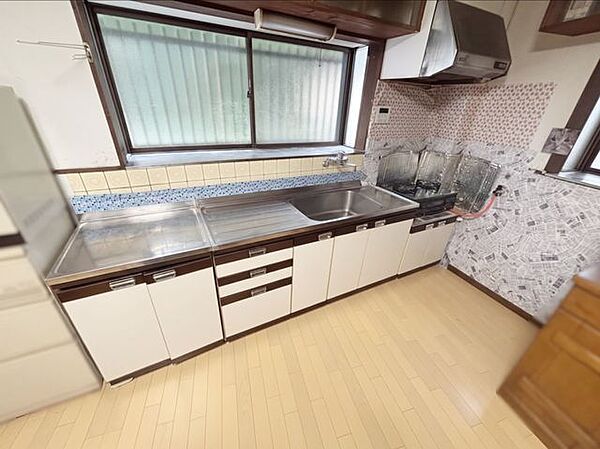 作業スペースをしっかり確保したキッチンです。窓が大きく、明るく換気がしやすいのも魅力的です。※写真はAI加工により家具等を消去しています。現況と異なる場合は現況を優先します。