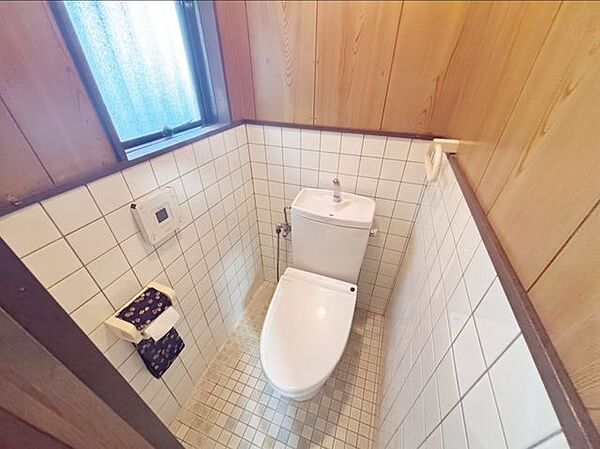 1Fトイレの様子です。※写真はAI加工により家具等を消去しています。現況と異なる場合は現況を優先します。