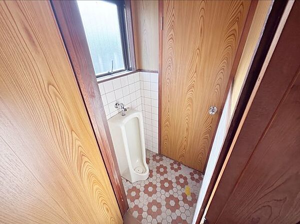 2Ｆトイレには男性用便器もございます。※写真はAI加工により家具等を消去しています。現況と異なる場合は現況を優先します。