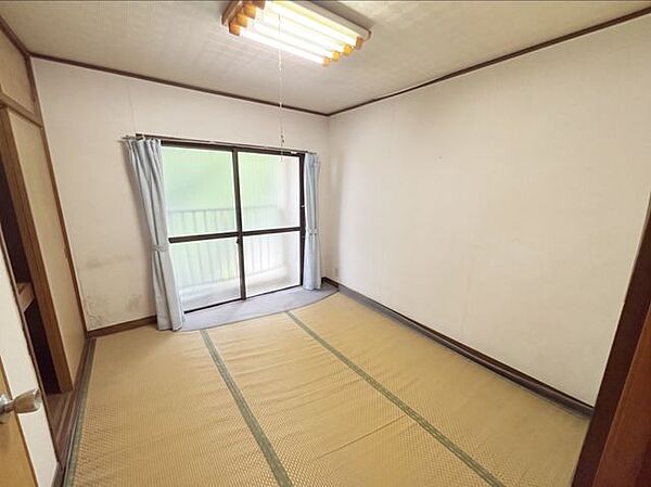 2F約5.2帖のお部屋です。バルコニーへと繋がっております。※写真はAI加工により家具等を消去しています。現況と異なる場合は現況を優先します。
