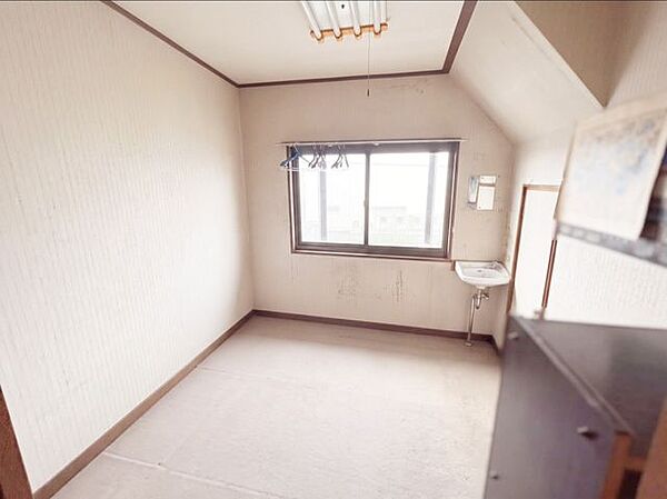 2F約4.5帖の洋室です。階段下に収納スペースがあるお部屋です。※写真はAI加工により家具等を消去しています。現況と異なる場合は現況を優先します。