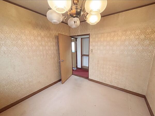 2F約4.5帖の洋室です。クロスが印象的なお部屋です。※写真はAI加工により家具等を消去しています。現況と異なる場合は現況を優先します。