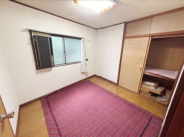 2F約4.7帖の洋室です。収納スペースを備えたお部屋です。※写真はAI加工により家具等を消去しています。現況と異なる場合は現況を優先します。