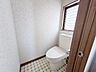 トイレ：2Fのトイレの様子です。手洗い一体型で、シンプルに使いやすいです！※写真はAI加工により家具等を消去しています。現況と異なる場合は現況を優先します。