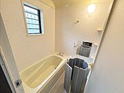 1坪サイズの浴室です。窓が付いているので効率よく換気が出来ます。※写真はAI加工により家具等を消去しています。現況と異なる場合は現況を優先します。