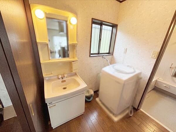 1坪サイズの洗面所です。※写真はAI加工により家具等を消去しています。現況と異なる場合は現況を優先します。