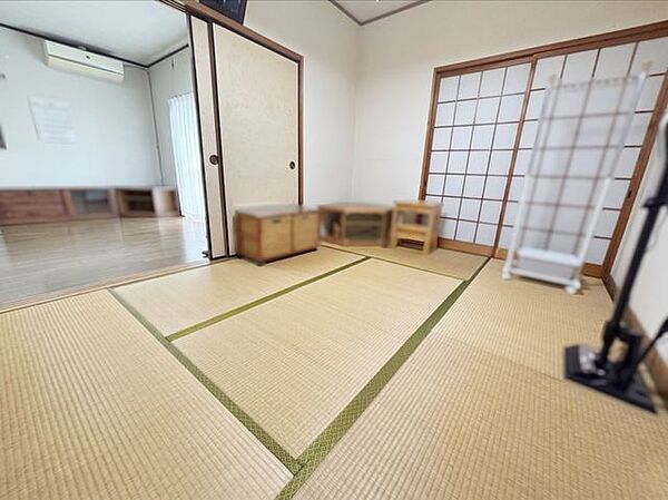 リビング横の和室です。南側からの日当たり良好です♪※写真はAI加工により家具等を消去しています。現況と異なる場合は現況を優先します。