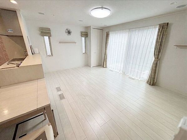 南面に掃き出し窓があるのでお部屋が明るいです♪※写真はAI加工により家具等を消去しています。現況と異なる場合は現況を優先します。