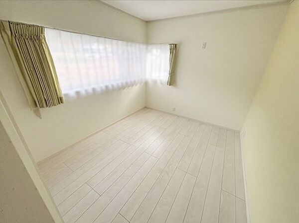 約5.5帖の子供部屋です。大きめの窓がありお部屋が明るいです♪※写真はAI加工により家具等を消去しています。現況と異なる場合は現況を優先します。