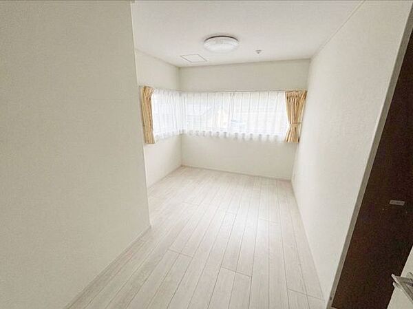約6帖の子供部屋です。大きめの窓がありお部屋が明るいです♪※写真はAI加工により家具等を消去しています。現況と異なる場合は現況を優先します。