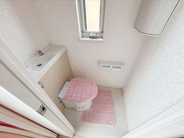 2階トイレの様子です。※写真はAI加工により家具等を消去しています。現況と異なる場合は現況を優先します。