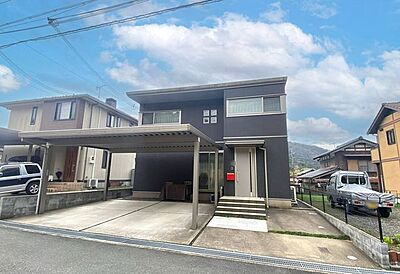 外観:カーポート付き♪並列2台駐車可能です。 外観:カーポート付き♪並列2台駐車可能です。