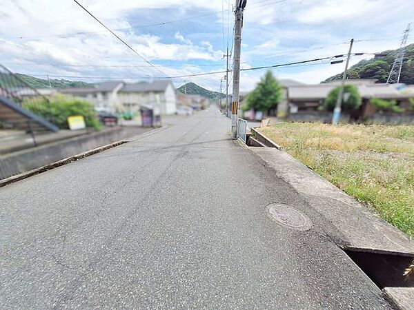 南東の前面道路の様子です。
