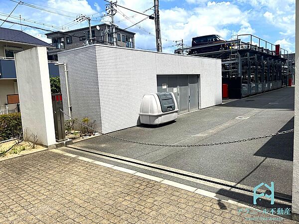 出入口はチェーンロック完備です♪