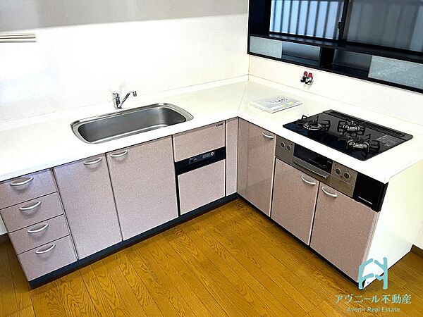 動線の配慮もなされたL型システムキッチンです♪