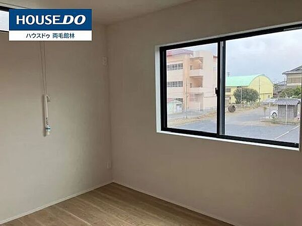 大きめの窓から明るい光がたっぷりと差し込み、開放感あふれる心地よい空間です。