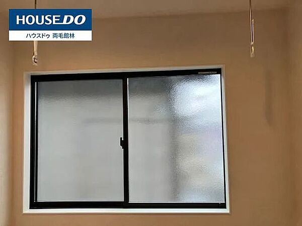 便利な室内物干し器具が備わっており、天候を気にせず快適にお洗濯ができる機能的な一画です。