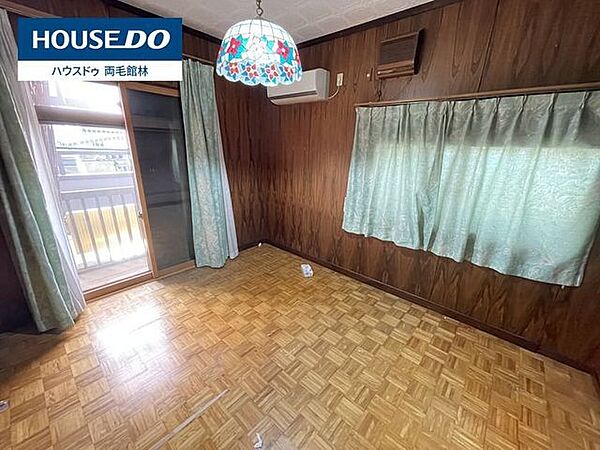 【2025年10月撮影】存在感のあるレトロなペンダントライトが映える、味わい深いお部屋です※画像内の家具・残留物はAI処理にて消去しております。実際の室内の状態は現地にてご確認ください。