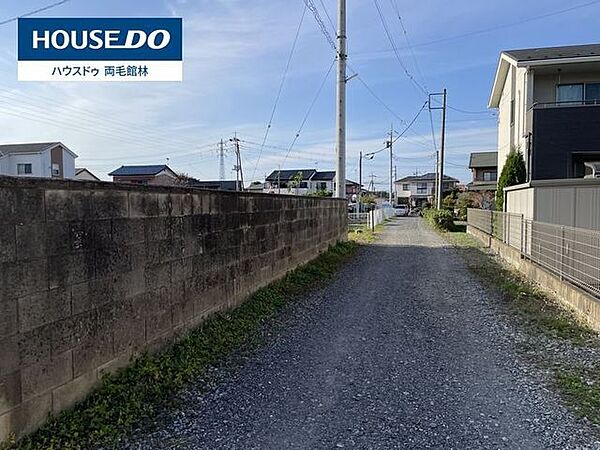 落ち着いた風情の路地が、日常の喧騒を忘れさせてくれる穏やかな住環境です