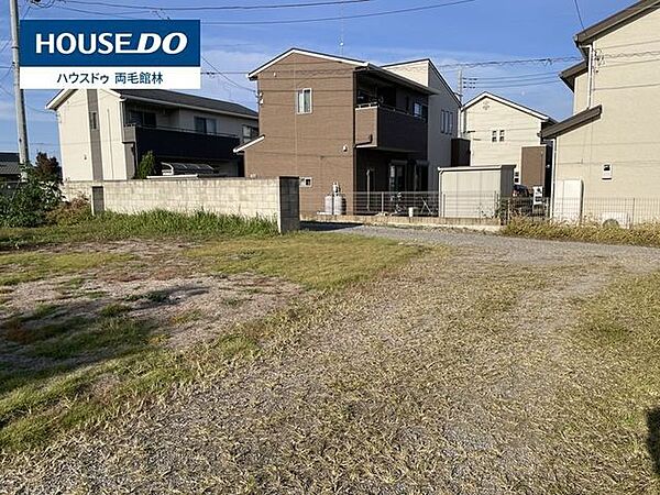 周辺に住宅が立ち並ぶ落ち着いたエリアでありながら、プライベート感をしっかり確保できる空間です