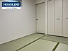 和室：モダンで落ち着きのある和室です。白を基調としたすっきりとした空間で、客間やプライベートなリラックススペースとして快適にお使いいただけます。