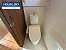 トイレ：温水洗浄便座付きで快適にお使いいただける清潔感のあるトイレです。