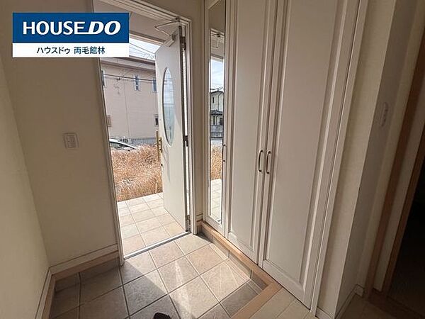 家族全員の靴をすっきりと収納できる、姿見付きの大容量シューズボックスを備えております。