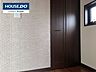 玄関：デザインクロスがアクセントとなり、おしゃれで落ち着いた雰囲気を演出する空間です。