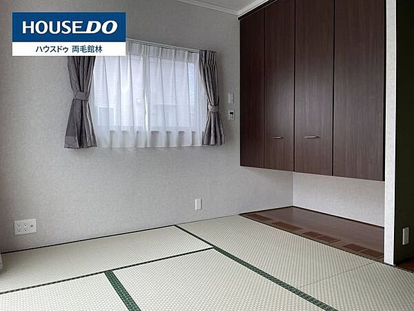 壁面にすっきりと収まる吊り収納が備わっており、お部屋を広々と使えてすっきりと片付きます。