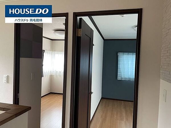 落ち着いたダークブラウンの建具で統一され、家全体にまとまりと高級感を感じられる空間です。