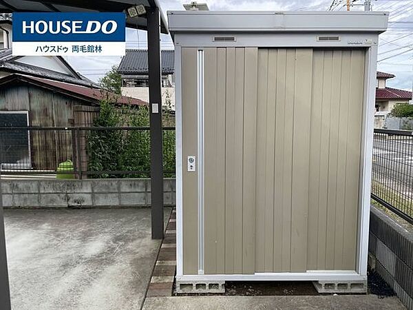 落ち着いたカラーとスマートなデザインの屋外収納です。